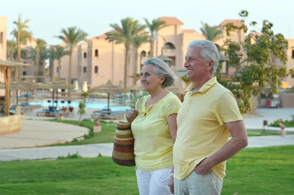 Pareja mayor cerca de piscina — Foto de Stock