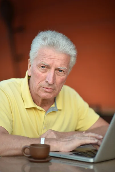 Senior man met laptop — Stockfoto