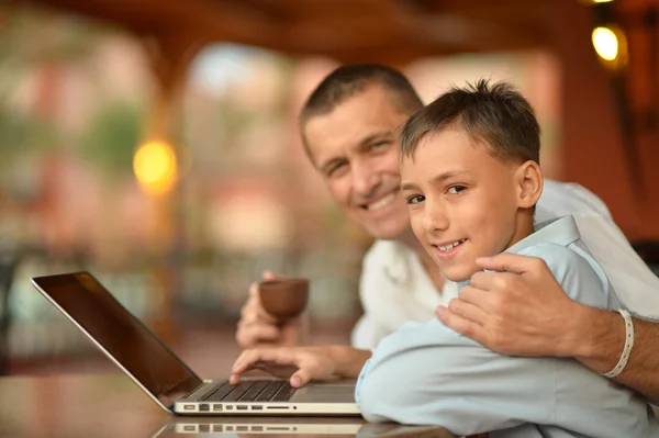 Vader en zoon met laptop — Stockfoto