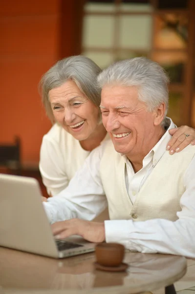 Volwassen paar met laptop — Stockfoto