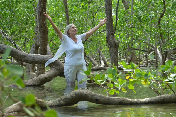 Femme âgée dans le jardin tropical — Photo