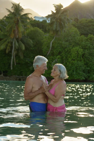 Couple âgé se reposer à la plage tropicale — Photo