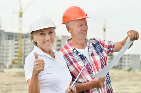 Casal sênior em construção — Fotografia de Stock