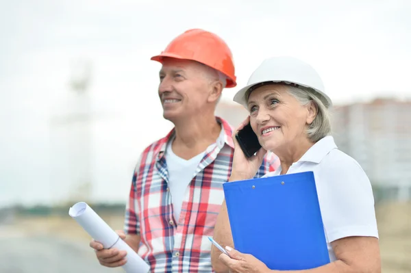 Pareja de ancianos en construcción —  Fotos de Stock