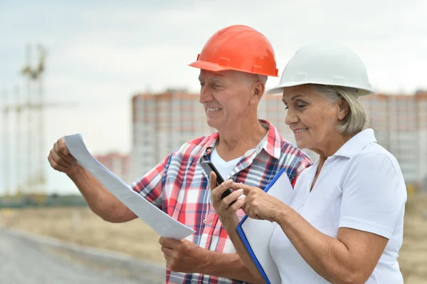 Senior paar in aanbouw — Stockfoto