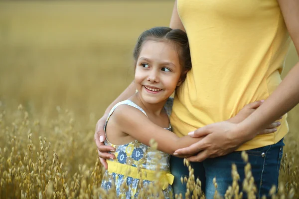 Mãe e filha no campo de trigo — Fotografia de Stock