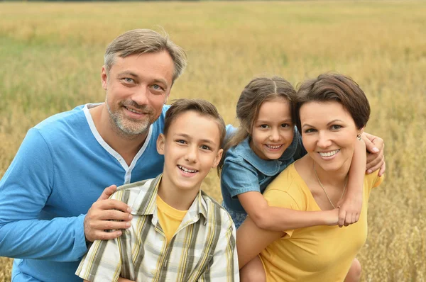 Família feliz no campo — Fotografia de Stock