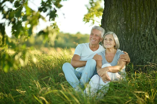 Äldre par vilar på park — Stockfoto