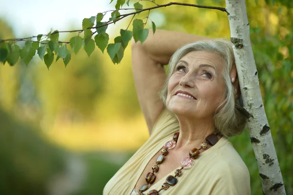 Senior woman in summer park — Stock Photo, Image