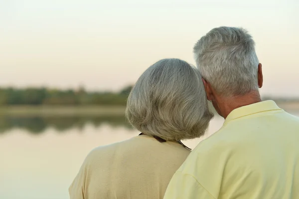 Couple plus âgé près du lac — Photo