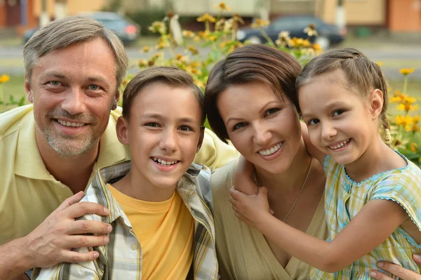 Familjen vilar i sommarparken — Stockfoto