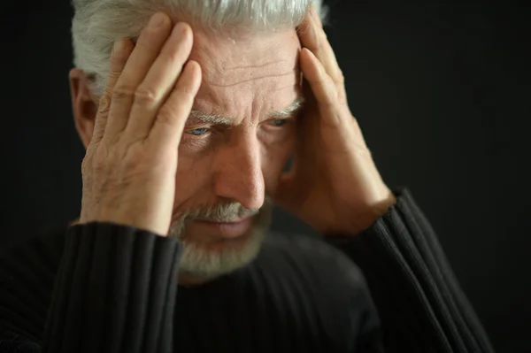 Triste uomo anziano a casa — Foto Stock