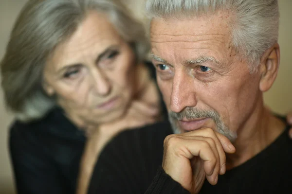 Älteres Paar in der Nähe der Mauer — Stockfoto