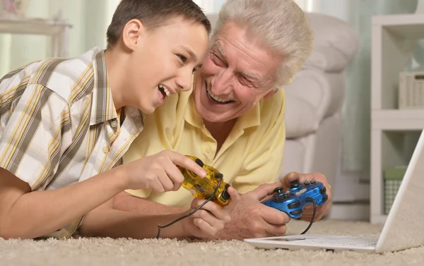 男孩和爷爷玩电脑游戏 — 图库照片