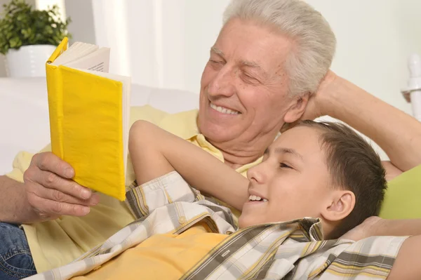 Дідусь з онуком читання — стокове фото