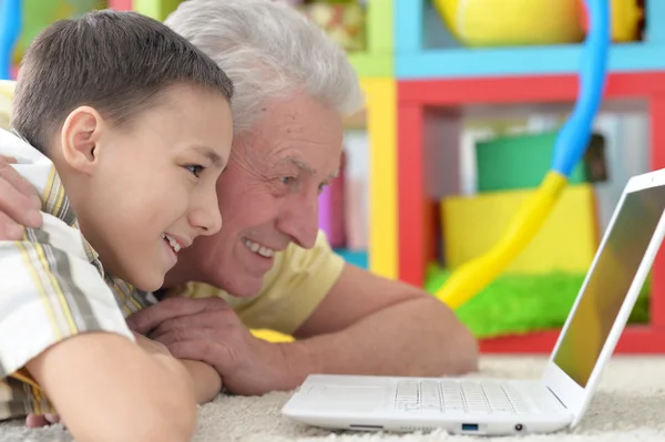 Boy and grandfather with  laptop — Stock Photo, Image