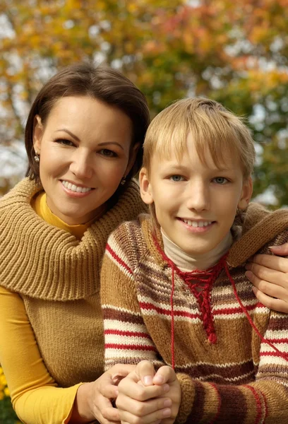 Mãe com menino no parque de outono — Fotografia de Stock