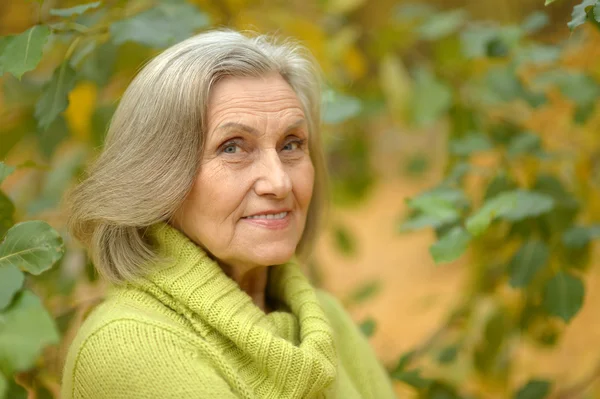 Mulher sênior no parque de outono — Fotografia de Stock