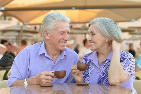 Senior paar met koffie — Stockfoto