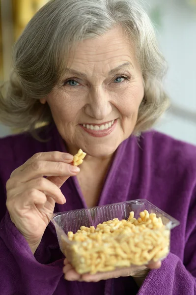 Senior vrouw met cookies — Stockfoto