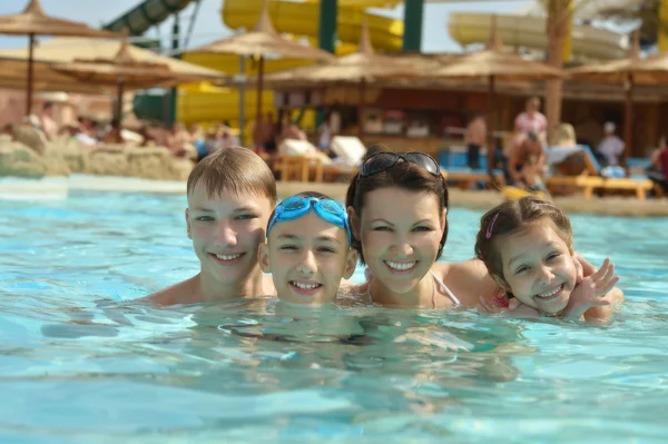 Familia divirtiéndose en piscina — Foto de Stock