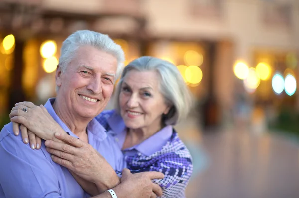 Seniorenpaar am Abend — Stockfoto