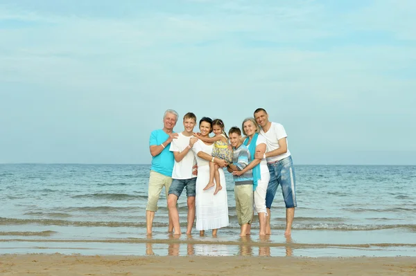 Lycklig familj på stranden — Stockfoto