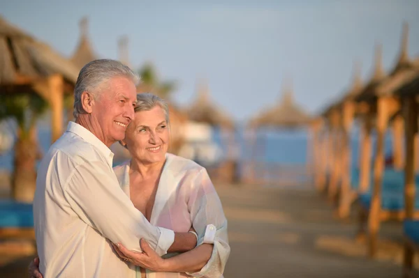 Casal sénior no mar — Fotografia de Stock