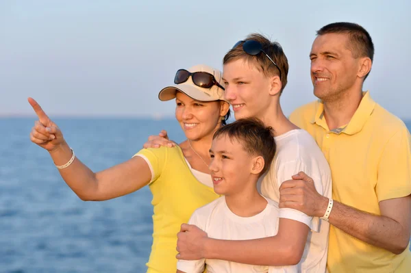 Familie im Sommer am Strand — Stockfoto