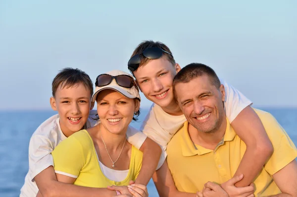 Famille à la plage en été — Photo