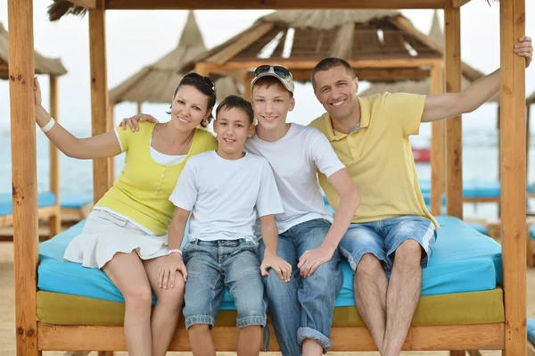Familie aan het strand in de zomer — Stockfoto