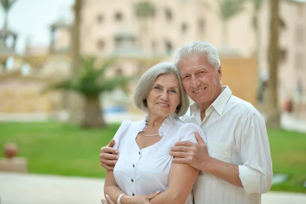 Senior paar in de buurt van hotel resort — Stockfoto