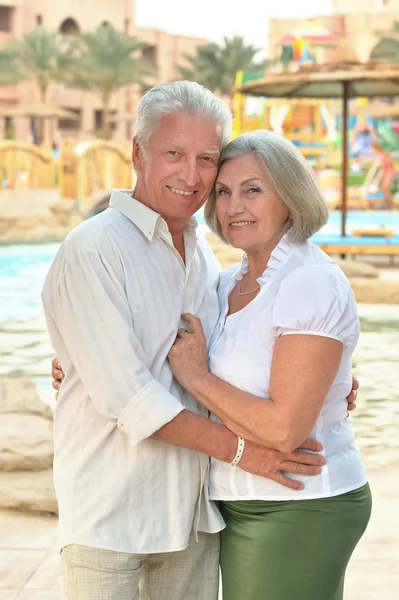 Casal de idosos perto da piscina — Fotografia de Stock