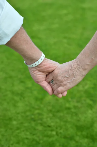 Couple âgé tenant la main — Photo