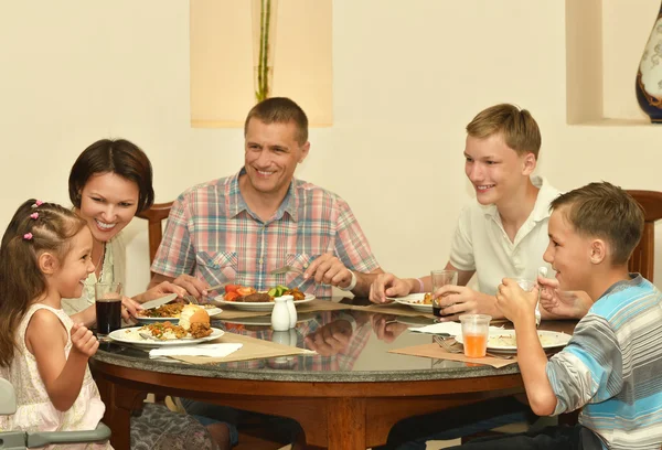 Kahvaltı, mutlu bir aile — Stok fotoğraf