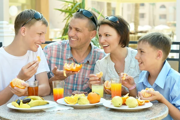 Familia feliz en el desayuno —  Fotos de Stock