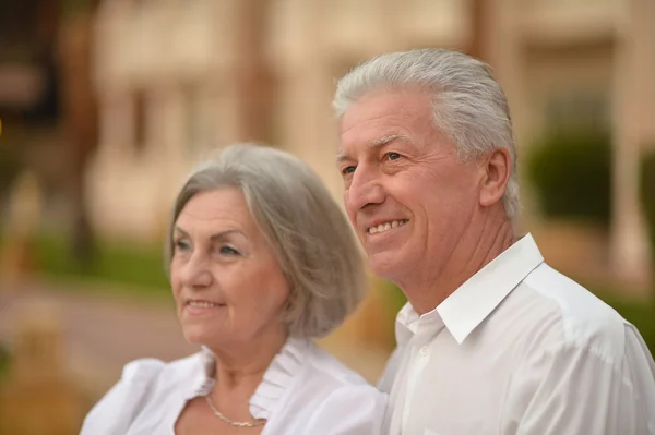 Idősebb pár közeli hotel resort — Stock Fotó