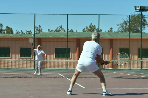 Äldre par på tennisbanan — Stockfoto