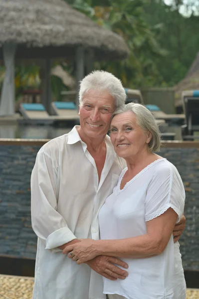 Pareja de ancianos descansan en resort tropical —  Fotos de Stock