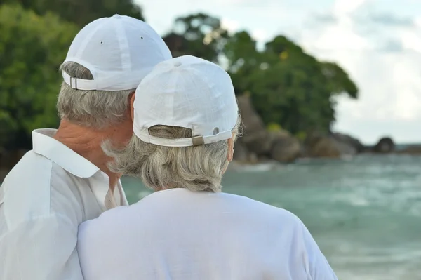 Älteres Ehepaar ruht sich am tropischen Strand aus — Stockfoto