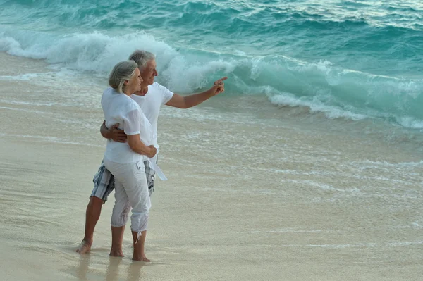 Anziani coppia riposo a tropicale spiaggia — Foto Stock