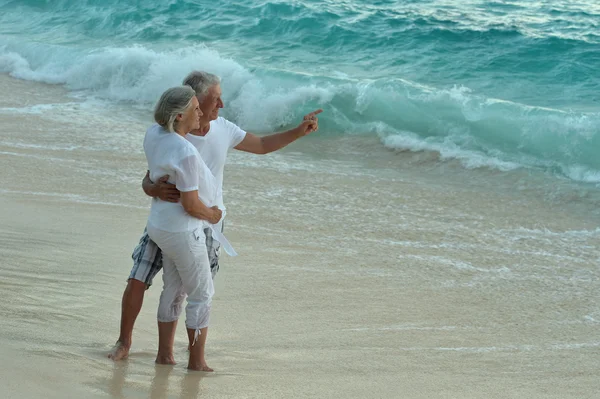 Casal de idosos descansam na praia tropical — Fotografia de Stock