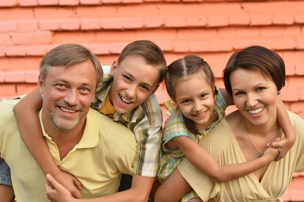 Familie rust in het zomerpark — Stockfoto