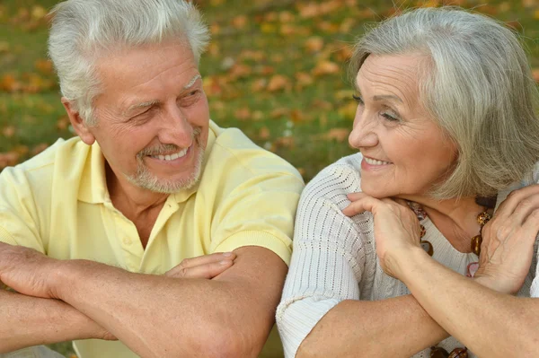 Senior par i höstparken — Stockfoto