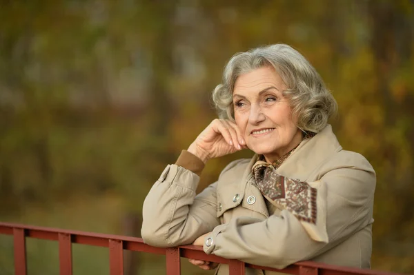Старшая женщина в осеннем парке — стоковое фото
