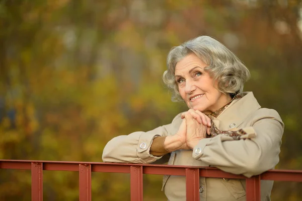 Senior kvinna i höstparken — Stockfoto