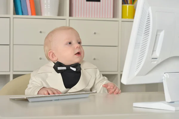 Ragazzo delle piccole imprese e computer — Foto Stock