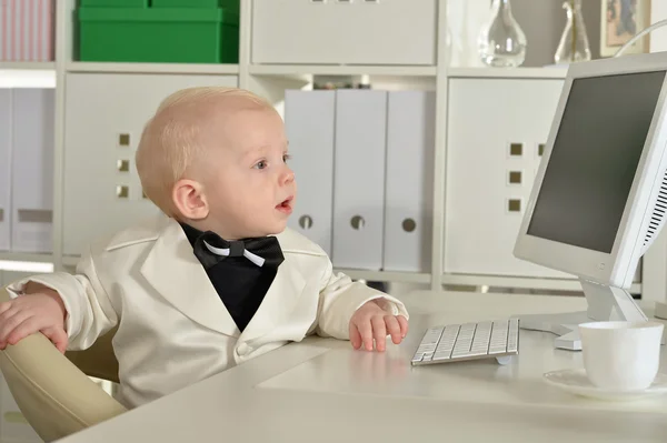 中小企業の少年とコンピューター — ストック写真