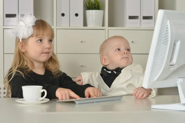 Business boy with girl and computer — Stock Photo, Image