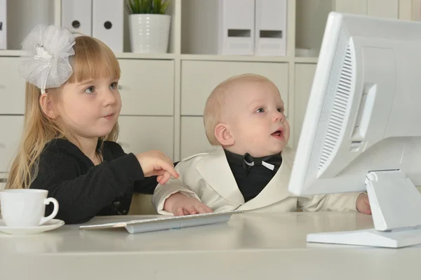 Business boy with girl and computer — Stock Photo, Image